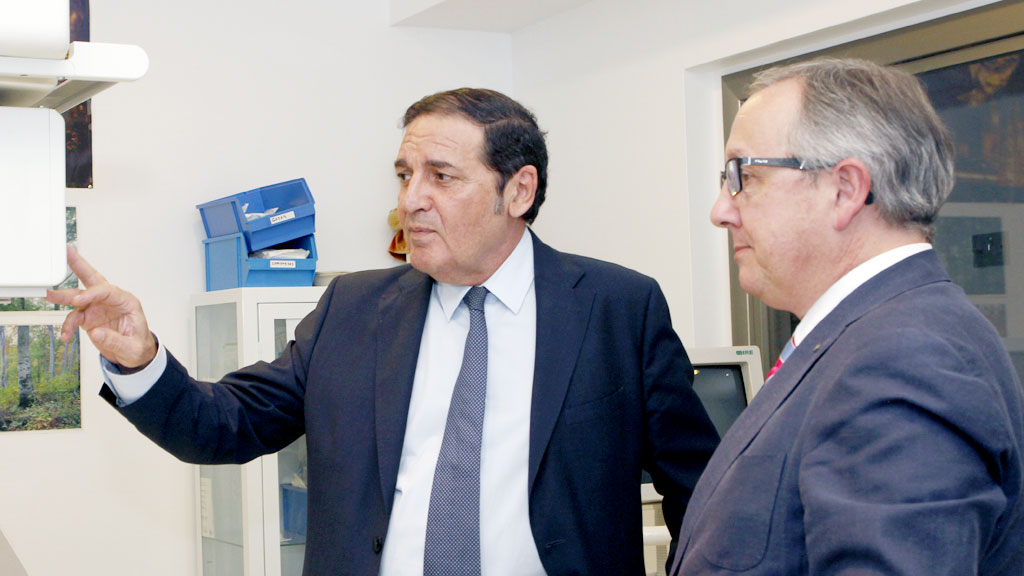 6_1nerea el consejero de sanidad y el delegado territorial en una visita al hospital general