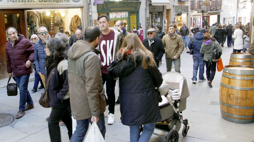 Turistas-pasean-por-la-Calle-Real
