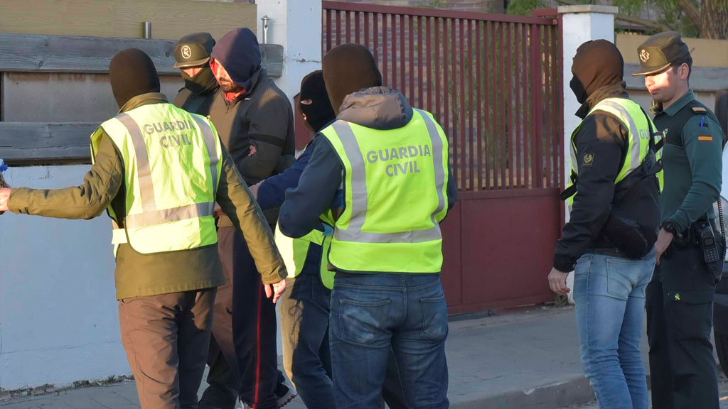 7_1 Guardia civil deteniendo a un Yihadista
