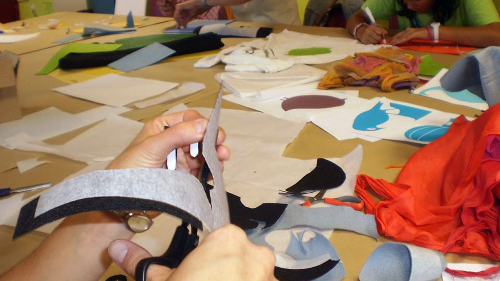 Niños haciendo manualidades en una ludoteca