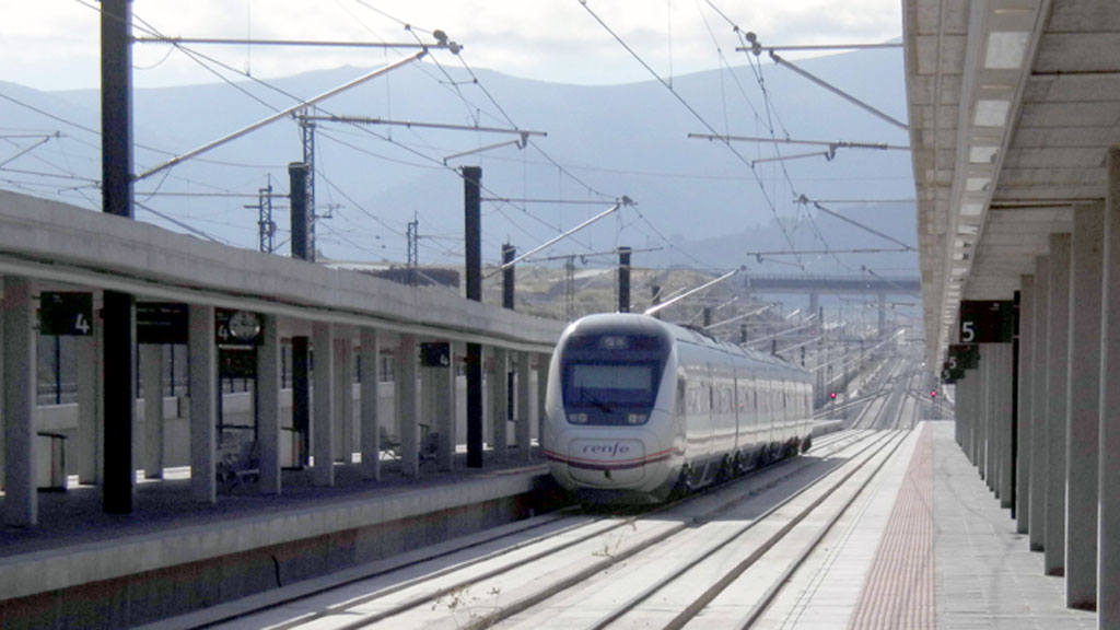 Un tren Avant entrando en la estación de Renfe Segovia Guiomar