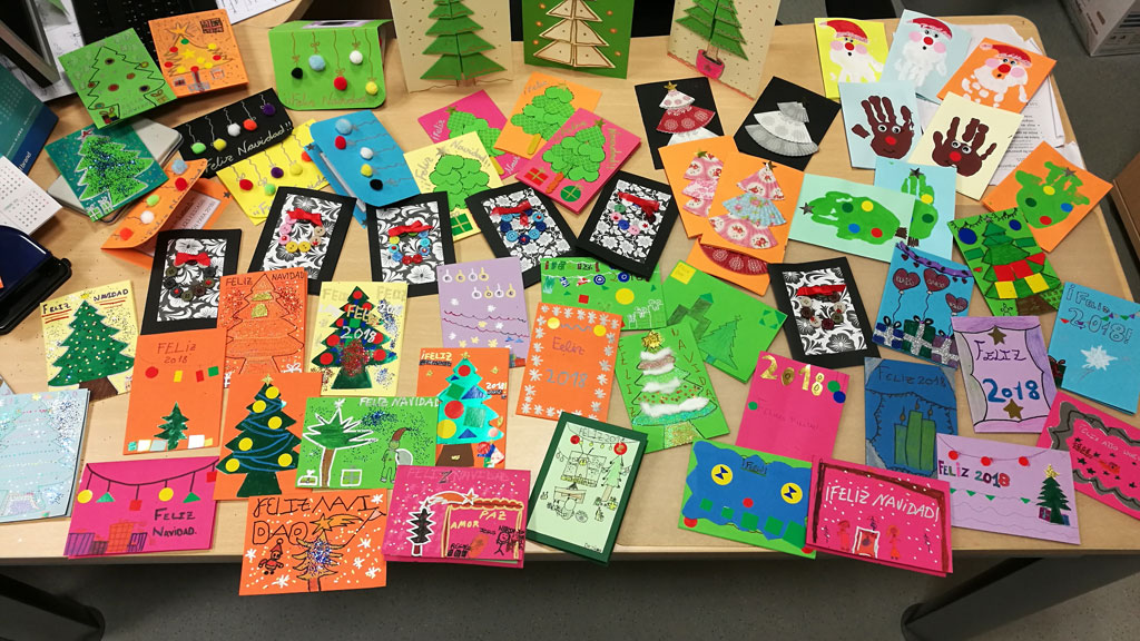 El colegio ha instalado un panel de tarjetas navideñas elaboradas por los escolares en el centro. / el adelantado