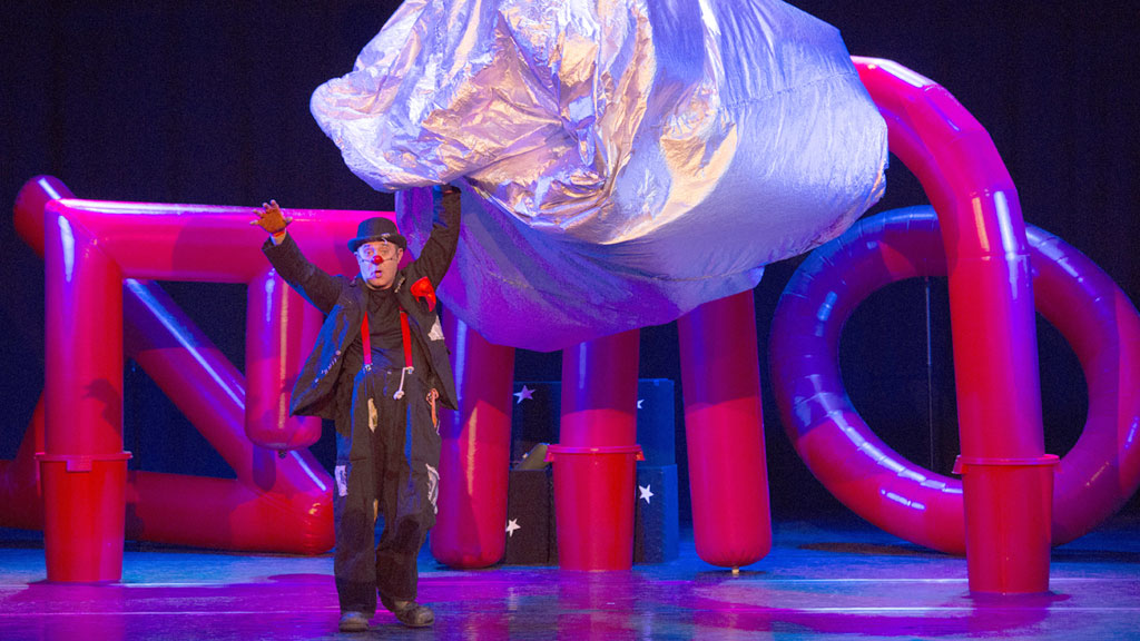 Con Marcel Gros vuelve esta tarde el teatro clown al escenario del Juan Bravo. / E. A.