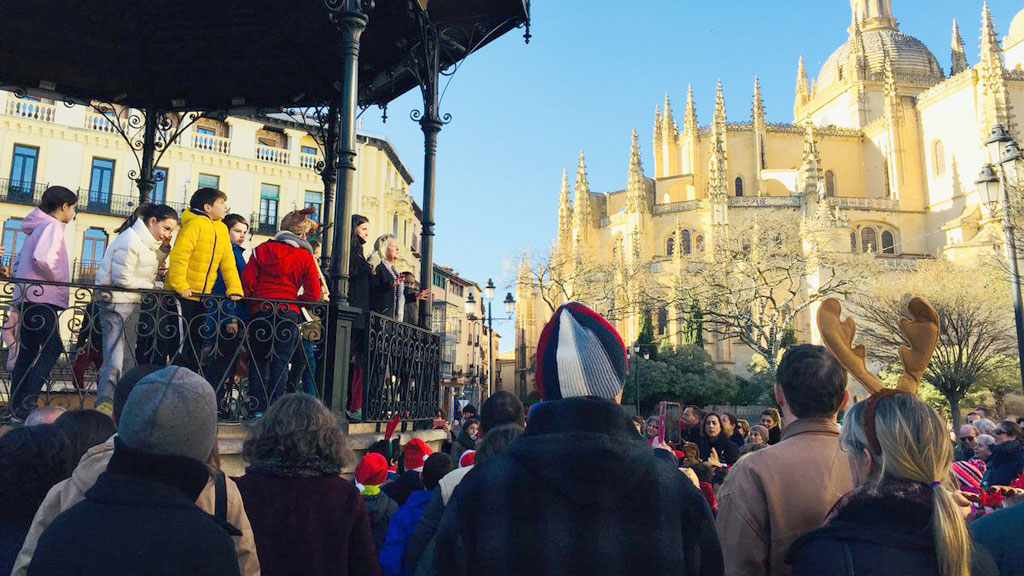 niños cantando villancicos
