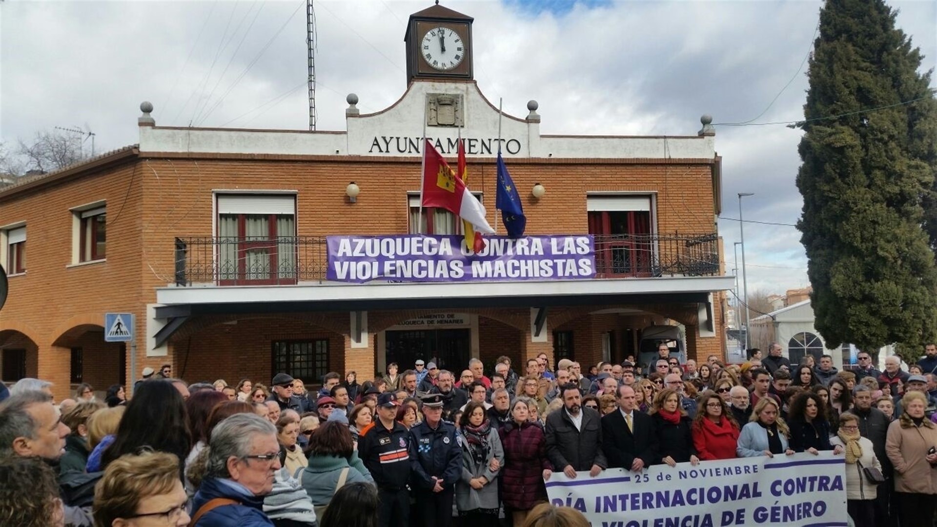 El Ayuntamiento de Azuqueca ha convocado tres días de luto oficial por el asesinato de una vecina.