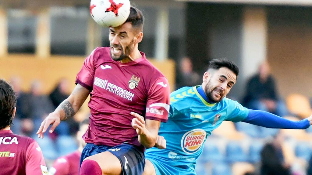 Un empate para salir del descenso 1 Kike trata de llegar a un envío en largo que acaba despejando un defensor del Pontevedra. / Diego Torrado - PontevedraViva
