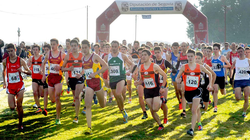 Numerosos corredores salen desde la meta volante en una de las pruebas del cross nacional de Cantimpalos durante la pasada edición. / KAMARERO