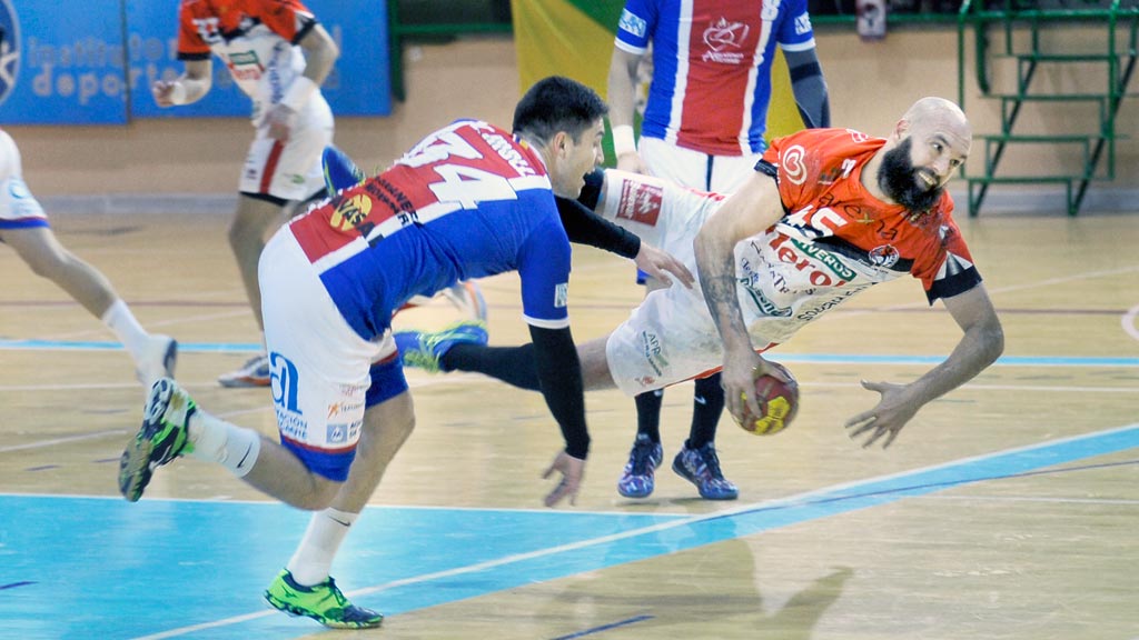 Filipe Martins vuela para coger un balón en el aire tras un rechace del portero del Agustinos, consiguiendo introducirlo en la portería contraria en una espectacular acción ofensiva del pivote del Viveros Herol Nava . / KAMARERO