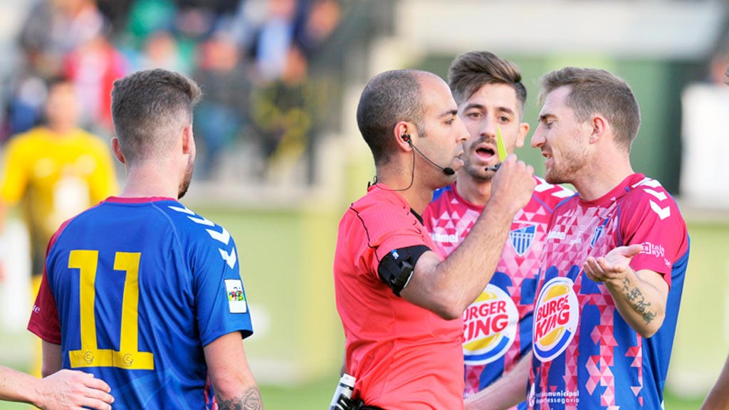 Dani Calleja y Arribas protestan al árbitro una decisión. / KAMARERO