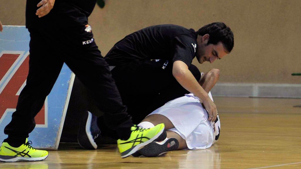 Los servicios médicos del Naturpellet atienden a un jugador segoviano durante un partido. / KAMARERO
