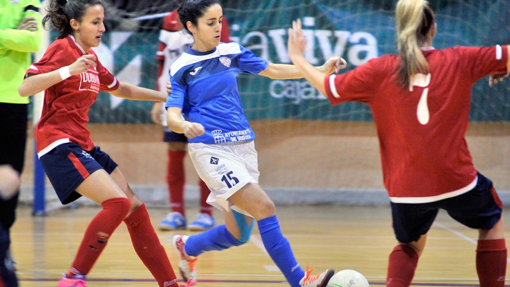 La jugadora del Unami CP Rocío conduce un balón ante la presión de las rivales del CD Chiloeches durante el partido disputado en el Pedro Delgado. / KAMARERO