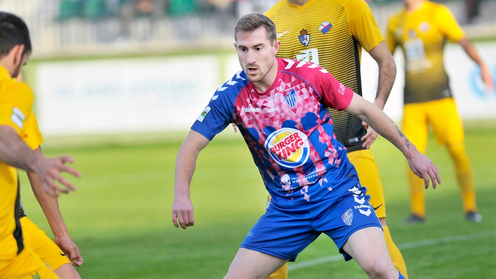 El jugador de la Segoviana Dani Arribas en el partido frente a la Ponferradina. / KAMARERO
