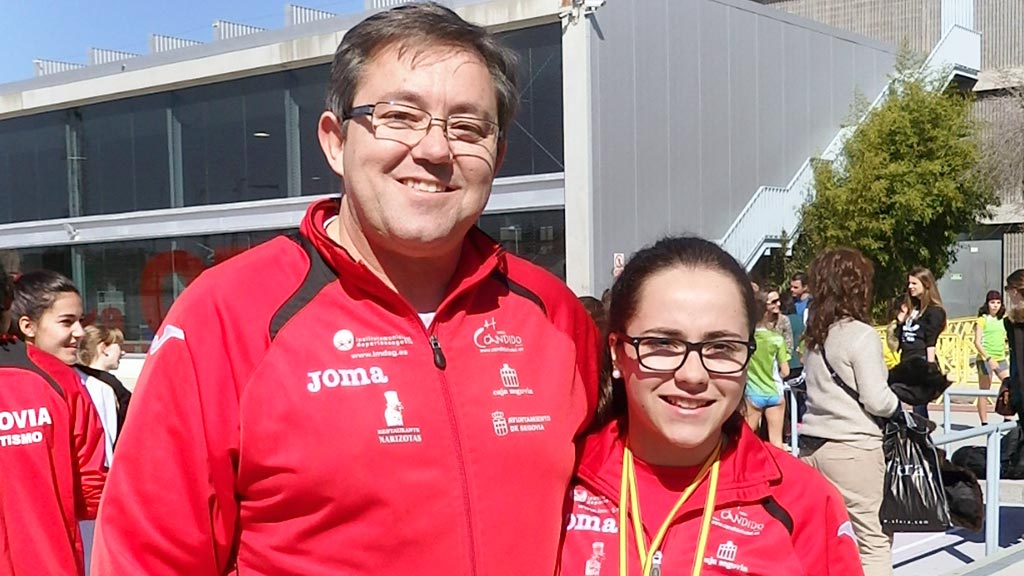 El director técnico del CAS José Antonio Manrique junto a Jacqueline Herranz, una de las atletas del club. / EL ADELANTADO
