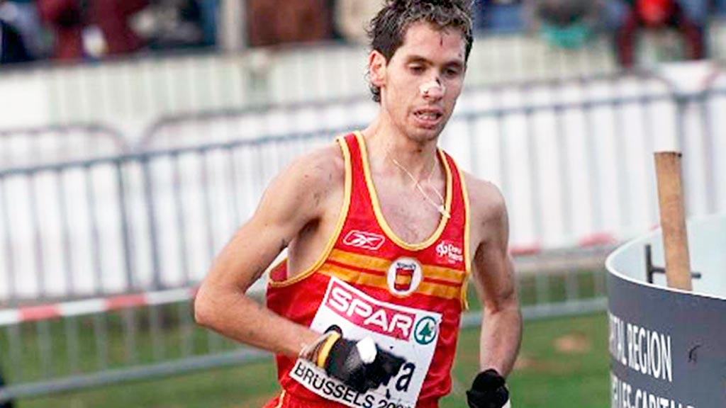 Javi Guerra disputando un cross con la Selección Española.