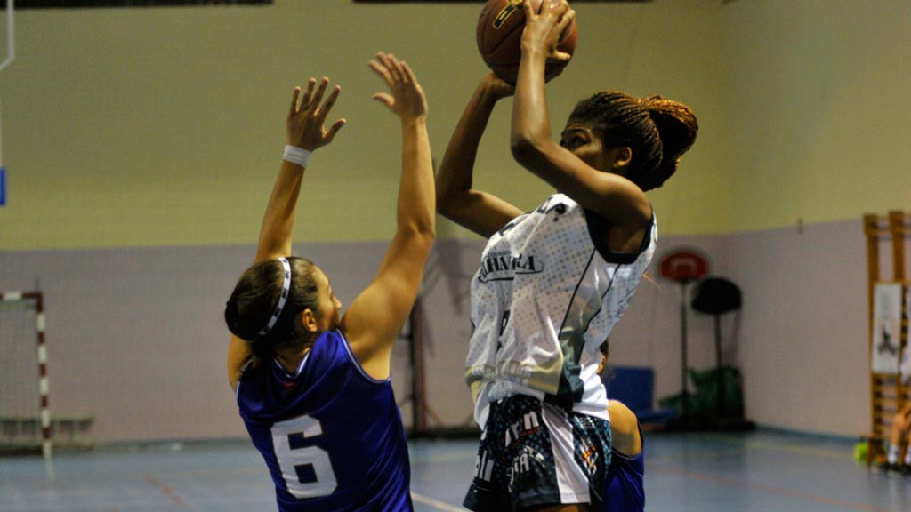 La pívot del Alhambra Unami Leticia Moukoudi se dispone a lanzar a canasta durante un encuentro de liga. / KAMARERO