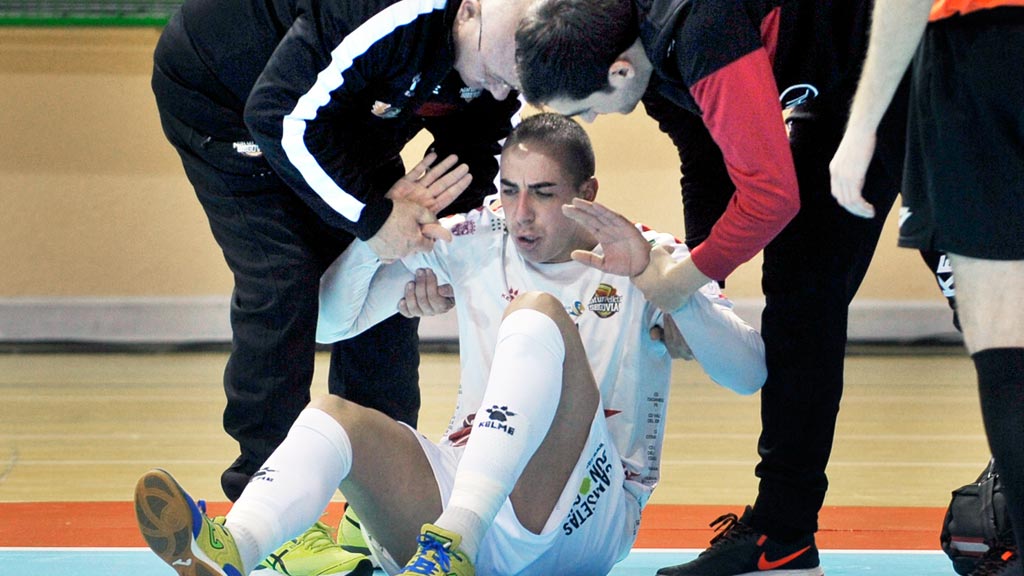 Los servicios médicos del club ayudan a Alvarito a levantarse después de que el jugador cayera lesionado. / KAMARERO