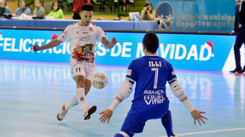 Juanfran estrella su lanzamiento en el cuerpo del portero Illi, protagonista en la expulsión de Javi Alonso. / KAMARERO