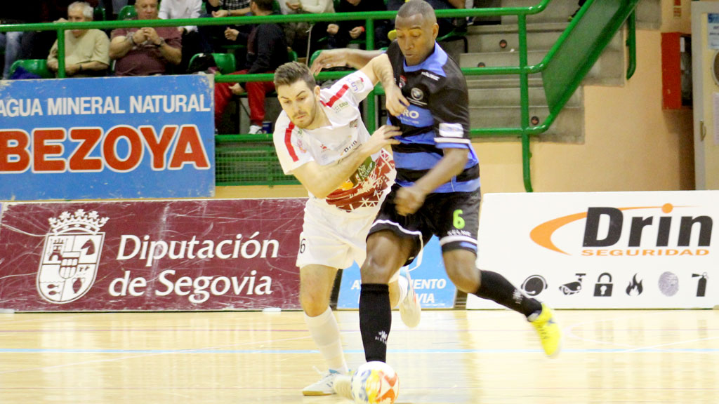 El jugador del Plásticos Romeros Cartagena Pelé disputa un balón con Javi Alonso. / TERESA SENDÍN-SEGOVIA FUTSAL