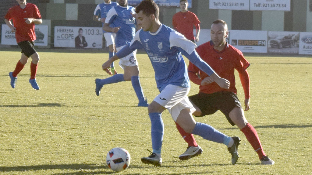 El atacante del Unami Dani Abad conduce un balón ante la presión del centrocampista de La Granja Terleira./MARTA HERRERO