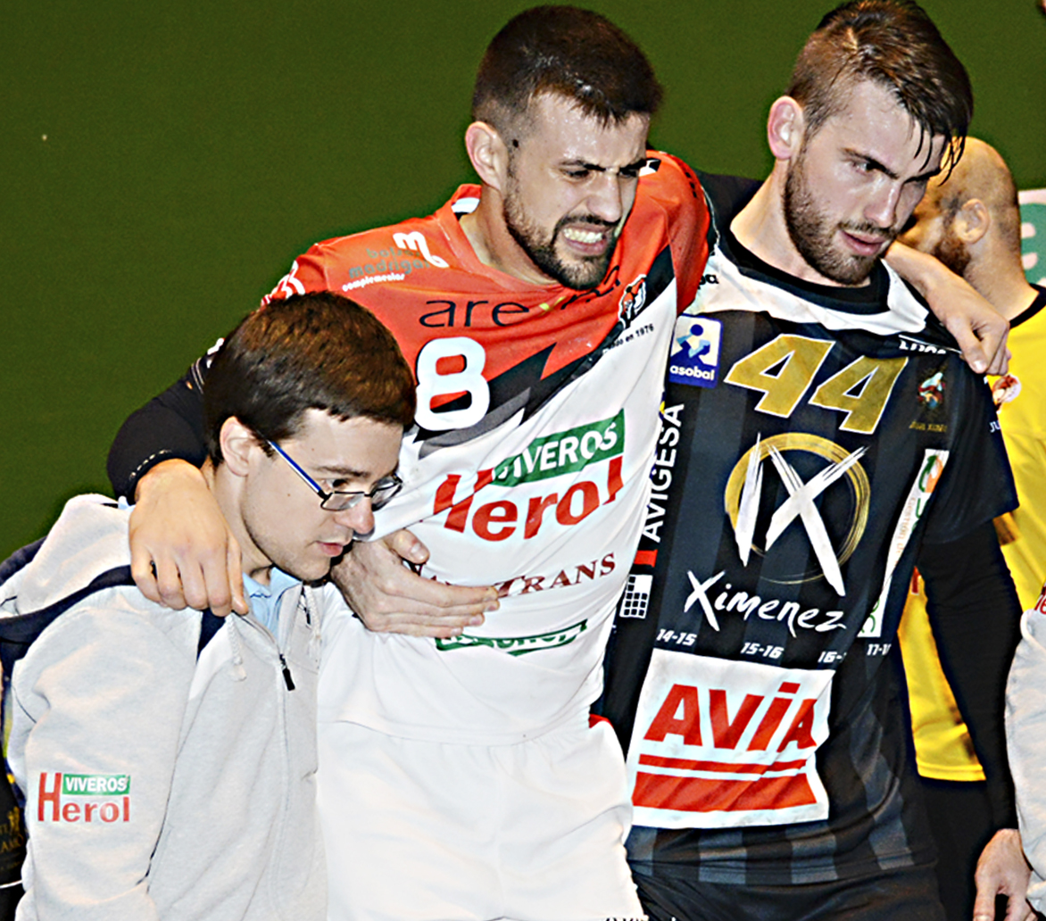 El jugador Agustín Casado se retira lesionado contra el Puente Genil. / A.MARUGÁN