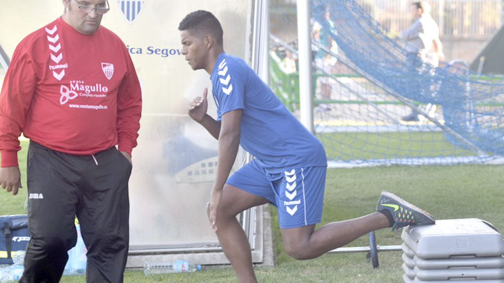 El defensa de la Segoviana Álex, ejercitándose en solitario. / MARTA HERRERO