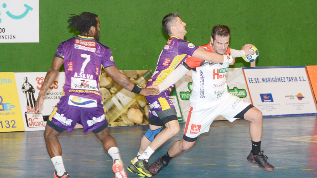 Alonso Moreno intenta zafarse del marcaje de un jugador del MMT Zamora durante el encuentro de Copa jugado en Nava. / AMADOR MARUGÁN