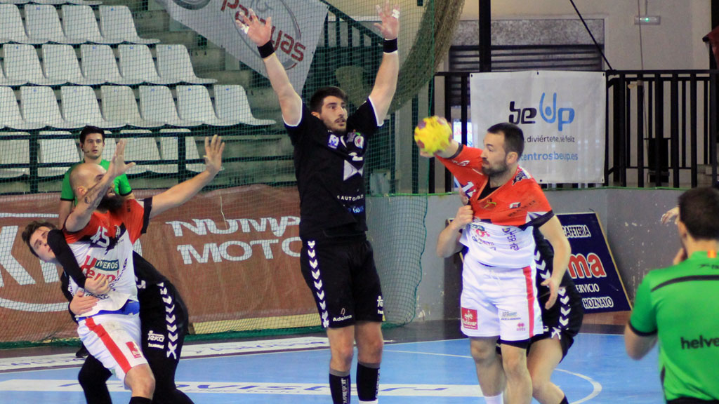 Carlos Villagrán intenta conectar con Filipe Martins en un momento del encuentro jugado en La Albericia. / ÓSCAR MARTÍN