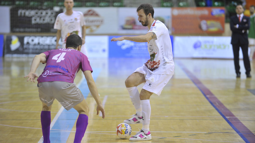 Borja Blanco controla el balón en presencia de un contrario. / KAMARERO
