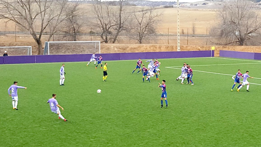 La Segoviana pierde en el tiempo añadido frente al Valladolid B 1 La Gimnástica Segoviana defiende una acción a balón parado del Valladolid B en un momento del encuentro disputado en un desangelado campo de los anexos al estadio José Zorrilla. / EDU CUESTA