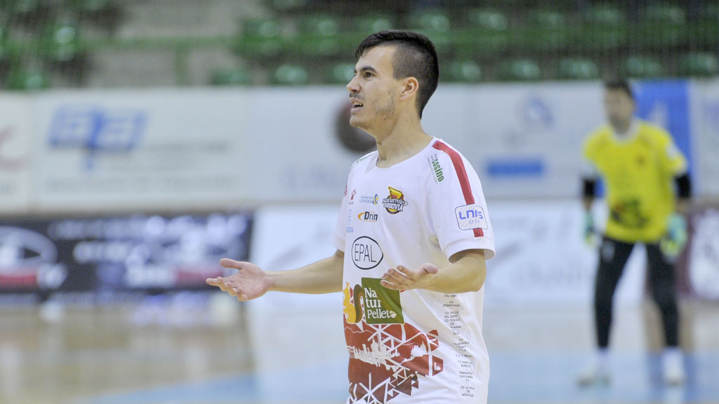 El componente del Naturpellet Segovia Edu reclama una decisión arbitral durante un partido de esta temporada. / KAMARERO