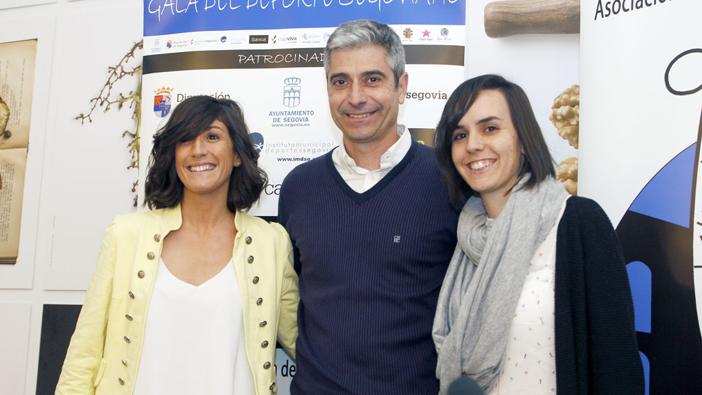 Julio García, antes de la mesa redonda, flanqueado por las periodistas segovianas Elena Gutiérrez (izq.) y Ana Vázquez. / NEREA LLORENTE