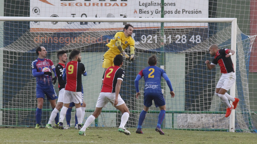 Pablo despeja de puños un lanzamiento de esquina botado por el Adarve durante el encuentro jugado el domingo en La Albuera. / NEREA LLORENTE