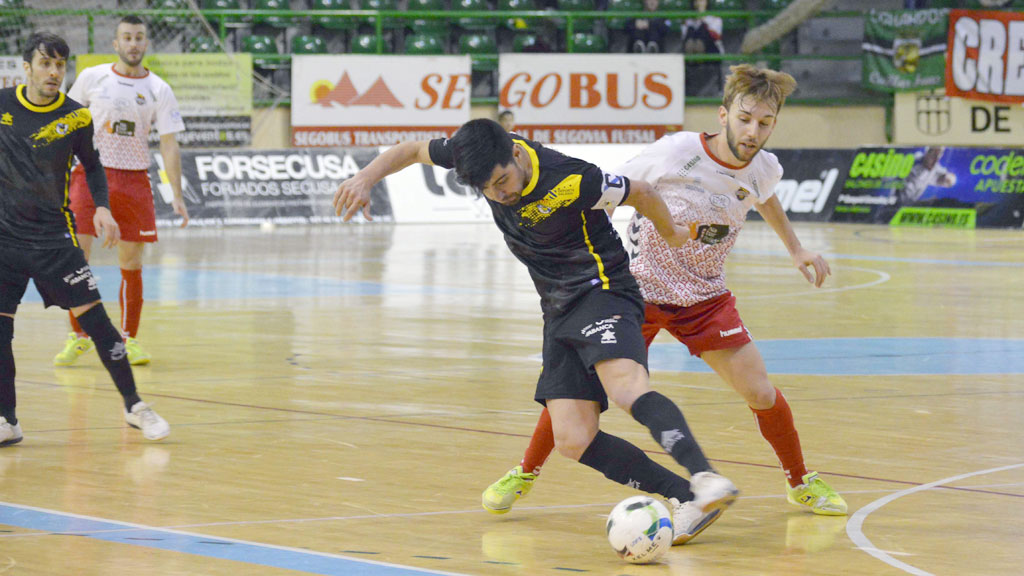El capitán del O Parrulo Ferrol Jacobo intenta marcharse de la presión del ala del Naturpellet Segovia Álvaro López. / T.D.S.