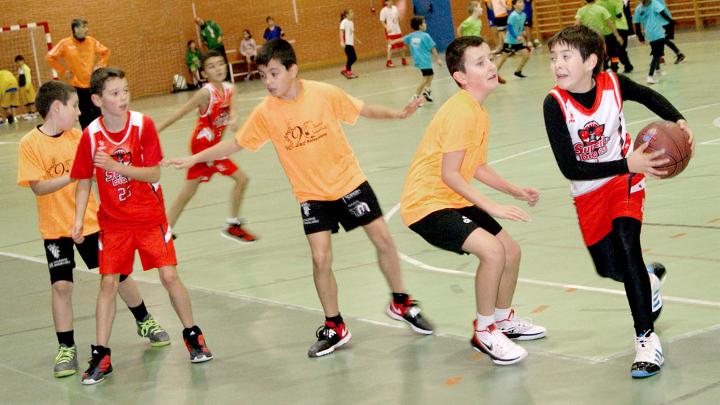 Un equipo del CD Base y otro del Independiente disputan uno de los partidos del torneo de baloncesto a beneficio de la asociación Futuro Vivo. /A.M.