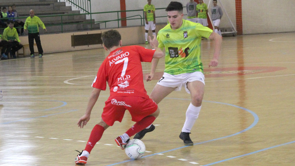 Álvaro López intenta superar a un jugador del Naturpellet Cuéllar en un momento del partido. / CHANTAL NÚÑEZ