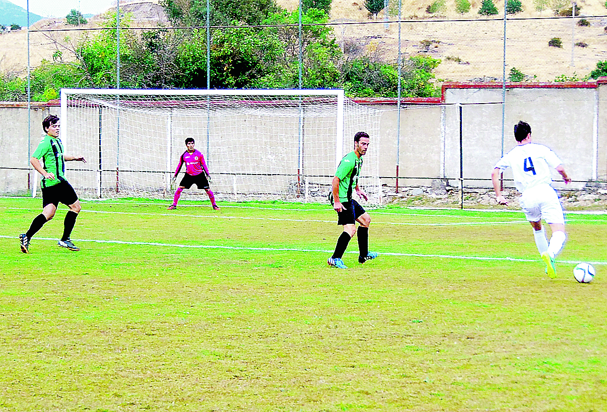 El campo de Los Llanos de la UD El Espinar San Rafael, durante un partido de la pasada temporada. / JOSÉ A. TORREÑO