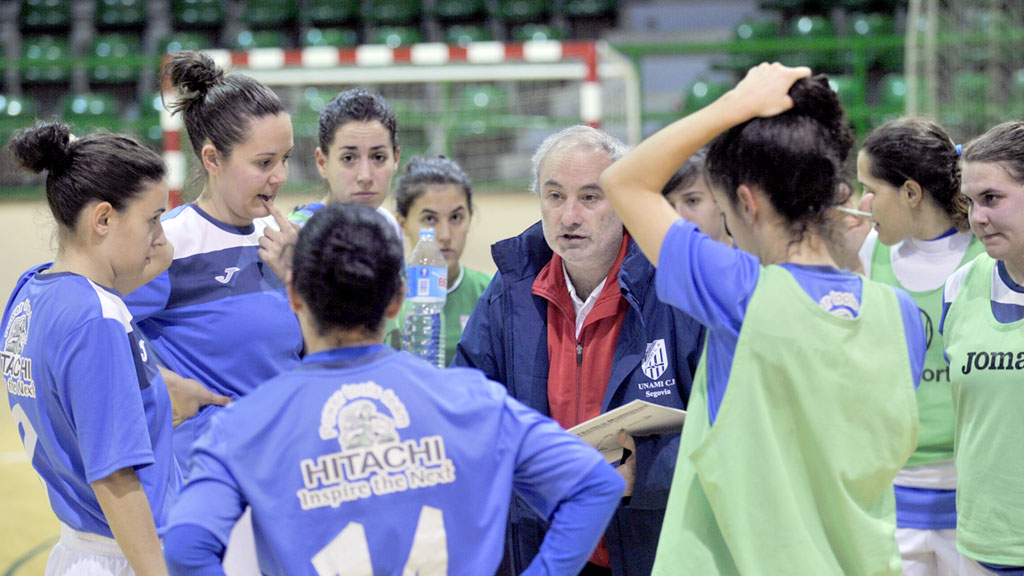 El técnico Luis Martín dando instrucciones. / KAMARERO