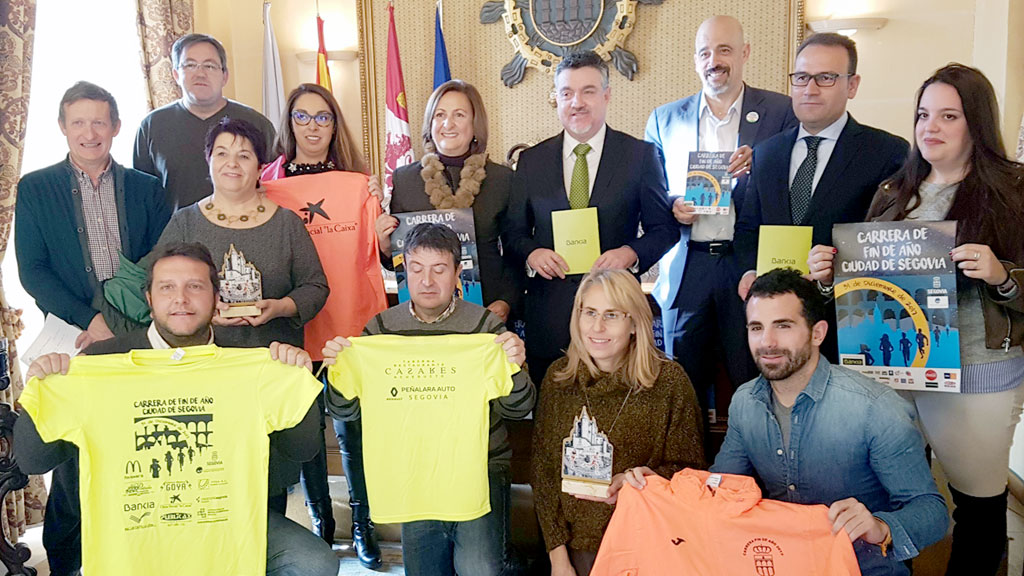 Los participantes en el acto de presentación de la Carrera Fin de Año, con los elementos promocionales de la misma. / E.A.