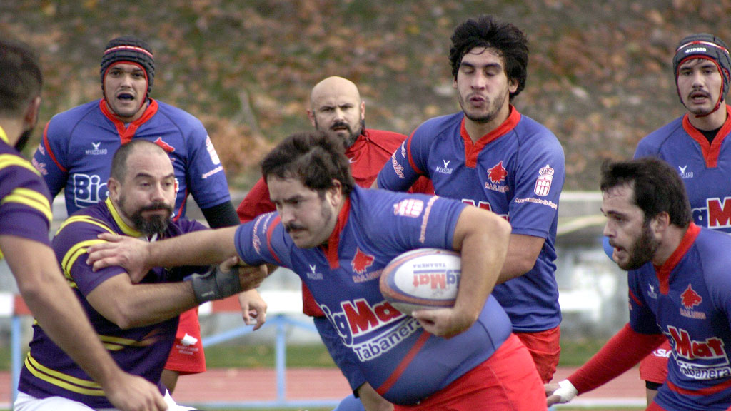 El jugador del BigMat Tabanera trata de hacerse paso en la defensa contraria. / E.A.