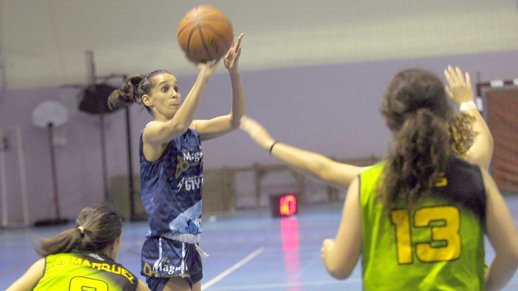 La escolta vizcaína Nerea Larrazábal lanza frente al CB Villamuriel durante un partido de la pasada temporada. / KAMARERO