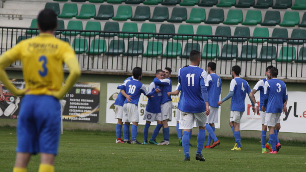 La importancia de ganar fuera 1 Los jugadores de la plantilla del Unami CP celebran un gol en una jornada pasada en el campo de La Albuera. / NEREA LLORENTE