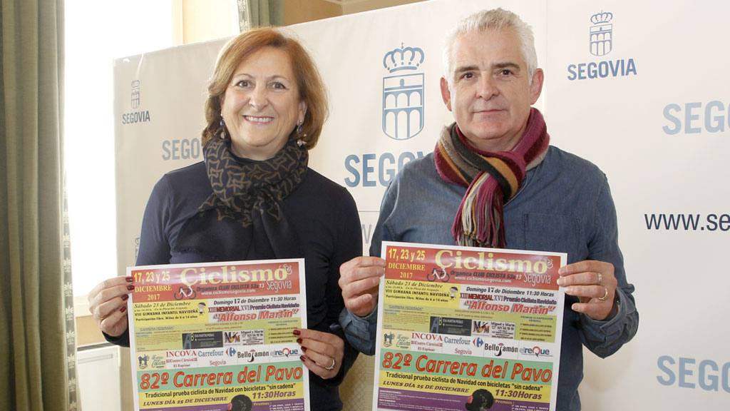 La concejal de Deportes, junto con el presidente del club ciclista 53x13 presenta el cartel promocional de la prueba. / NEREA LLORENTE