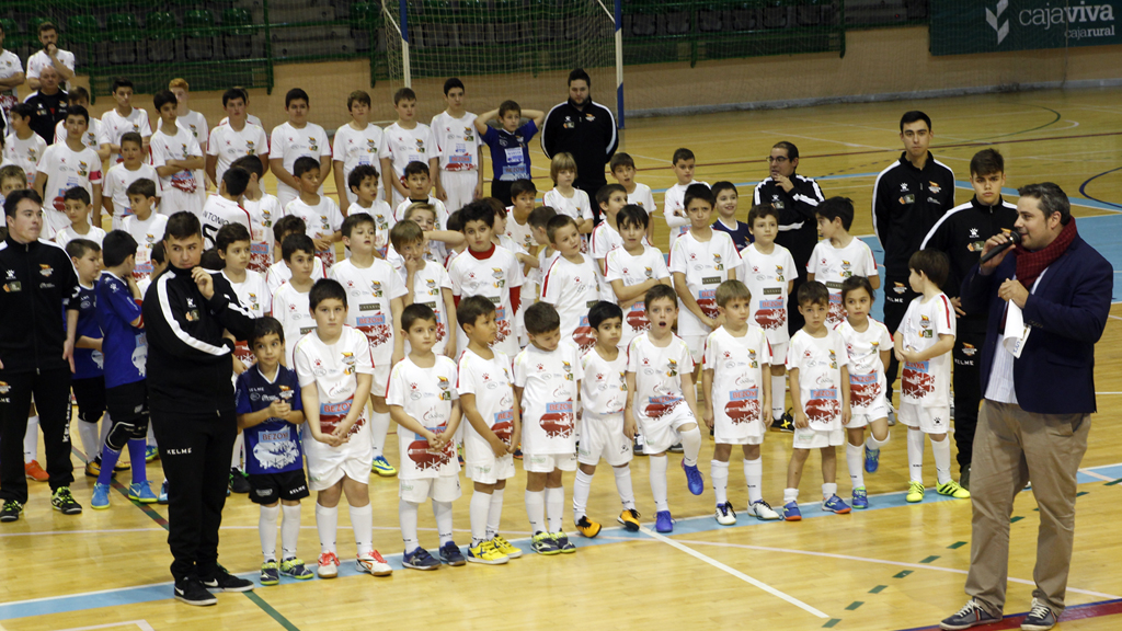 Álvaro Fernández, junto a alguno de los equipos del club, que fueron saliendo en orden de edad, de menor a mayor. / NEREA LLORENTE
