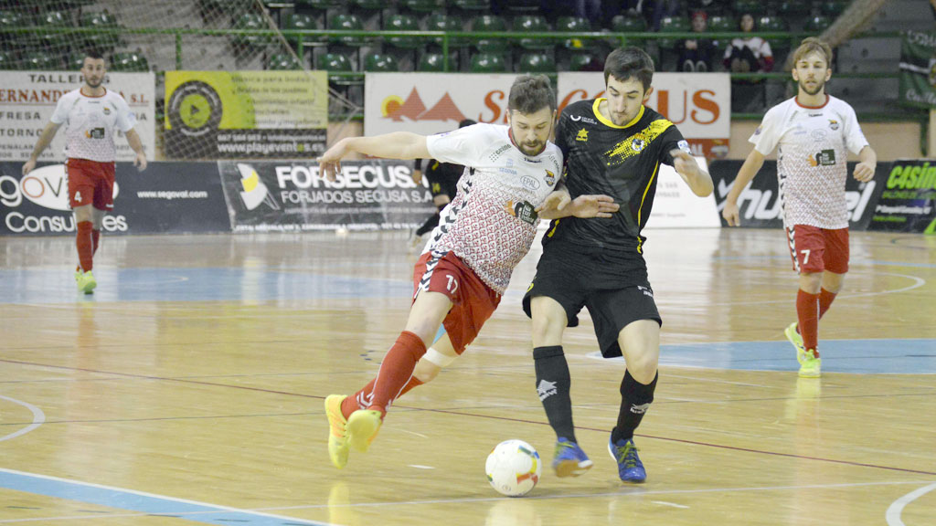 El pívot del Naturpellet Buitre rivaliza con el ala del O Parrulo Ferrol Íñigo durante el enfrentamiento de la pasad temporada en el Pedro Delgado. / TAMARA DE SANTOS