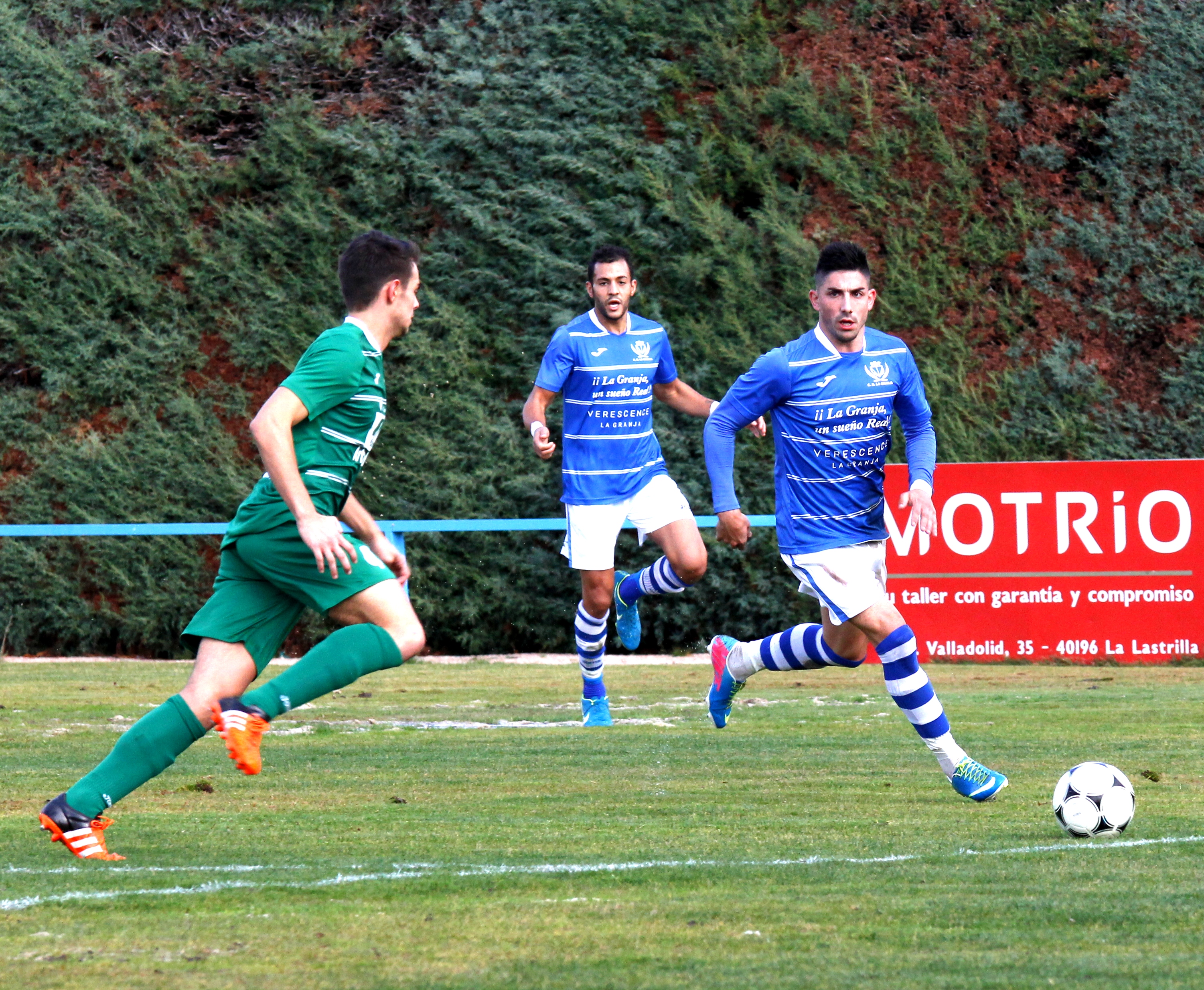 Coby salva un punto para La Granja ante el Tardelcuende (1-1) 1 El atacante del CD La Granja Coby disputa un balón. / NEREA LLORENTE