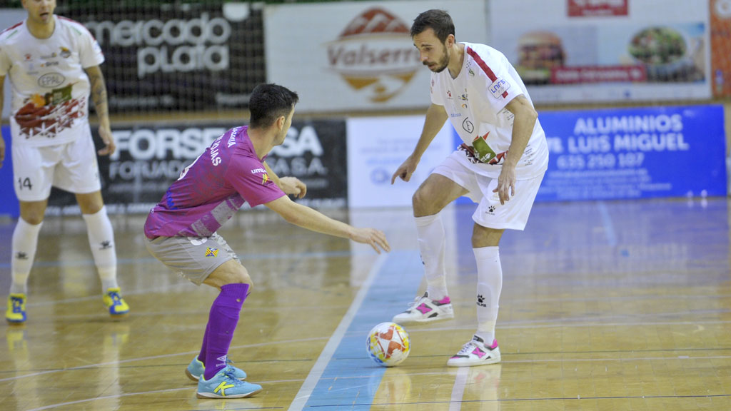 El ala Borja Blanco encara a un jugador del Palma Futsal. / KAMARERO