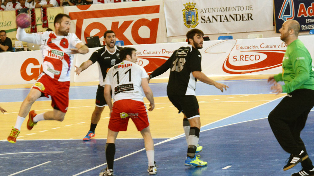 Carlos Villagrán intenta superar a Ernesto Sánchez durante la fase de ascenso a Asobal que se jugó en Santander. / AMADOR MARUGÁN