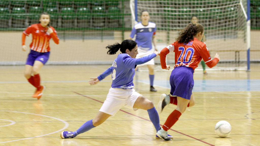 La jugadora del Unami Laura Llorente intenta robar el balón a la capitana del Atlético Navalcarnero B, Alba. / NEREA LLORENTE
