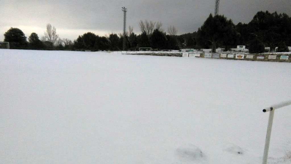 Imagen del campo de El Bardal de Prádena, imposible para la práctica del fútbol en la jornada del sábado. / E.A.