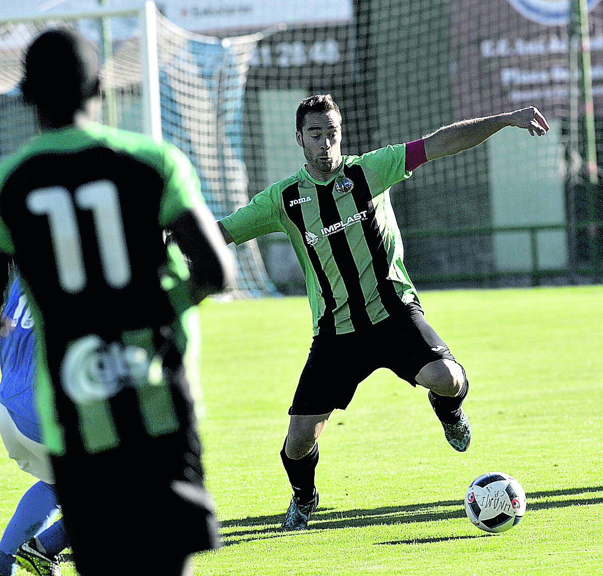 El capitán de la UD El Espinar San Rafael, José Segovia ‘Churro’, se anticipa para cortar un balón. / KAMARERO
